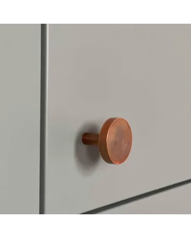 Puxador de móvel em latão NENA M design visto de lado montado num móvel