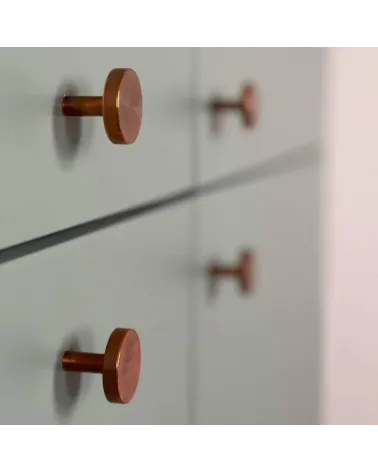 Puxador de móvel em latão NENA M design integrado num móvel
