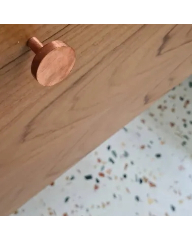 Puxador de móvel em latão NENA M design visto de cima inclinado montado num móvel