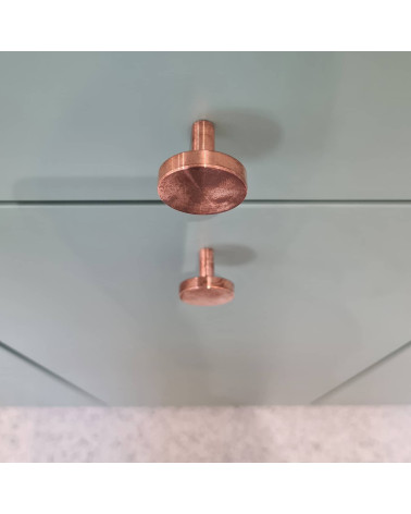 Puxador de móvel em latão NENA M pega design vista de cima montada num móvel