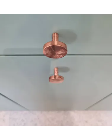 Puxador de móvel em latão NENA M pega design vista de cima montada num móvel