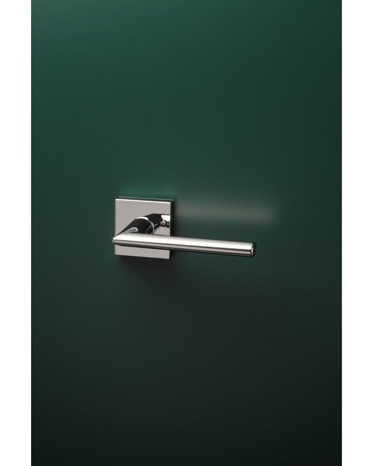 Puxador de porta cromado polido PRIMULA puxador design montado numa porta