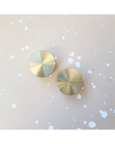 Puxador de móvel dourado mate TOVE pega design vista de cima dispostos lado a lado numa superfície clara com salpicos brancos