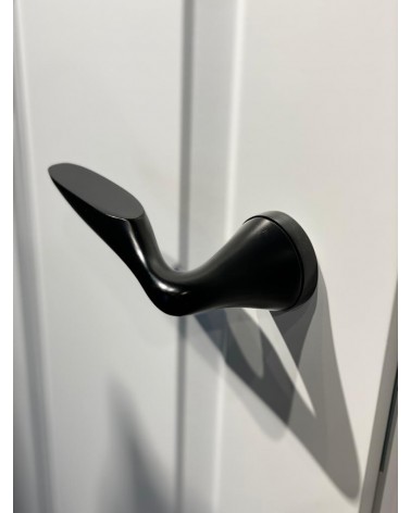 Puxador de porta zamak DOUCE design cor 1 vista de cima inclinada montado numa porta