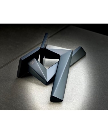 Puxador de porta zamak DIAMANT design pousado sobre um fundo escuro