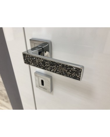 Puxador de porta zamak GLAMOUR ferragens design cor 1 vista inclinada montado numa porta