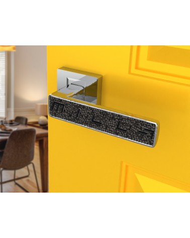 Puxador de porta em zamak GLAMOUR ferragens design cor 1 vista de frente montado numa porta 2