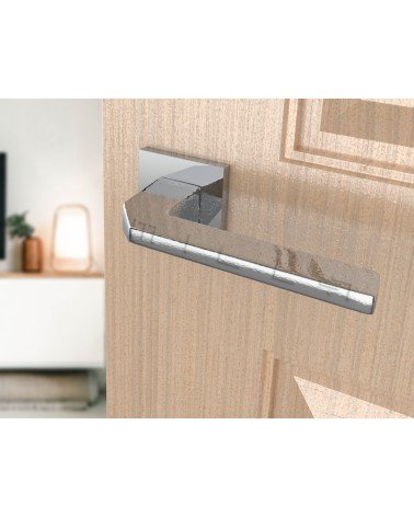 Puxador de porta em zamak ETNA ferragens design cor 2 vista inclinada montado numa porta