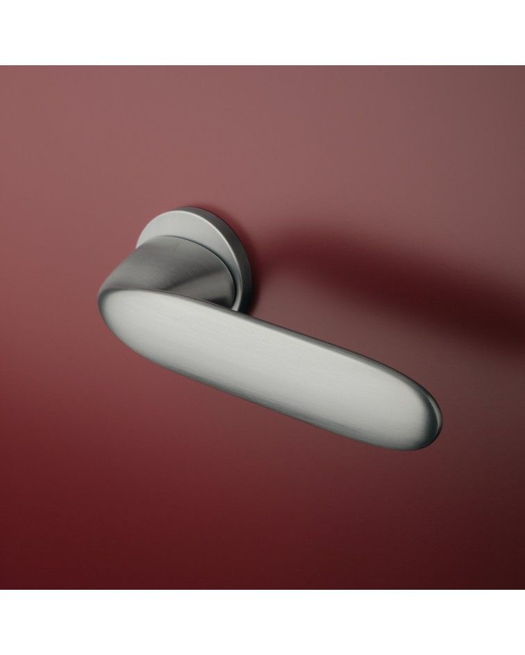 Puxador de porta cromado acetinado PEONIA puxador design montado numa porta