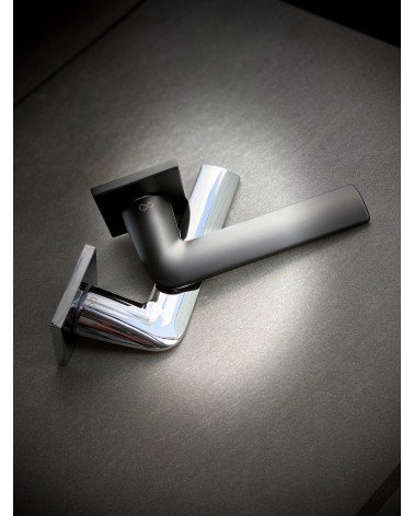 Puxador de porta estilo clássico STINGER puxador design com duas cores pousado sobre um fundo escuro
