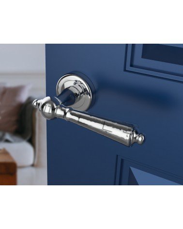 Puxador de porta em zamak MILLENAIRE design cor 1 vista inclinada montado numa porta