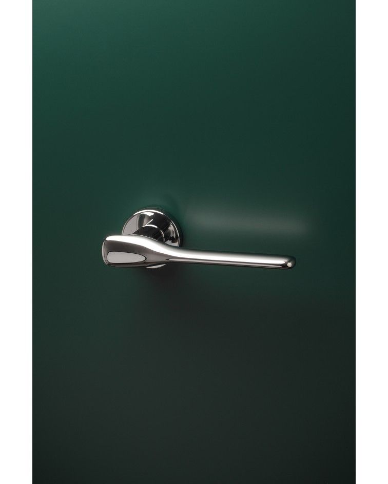 Puxador de porta cromo polido ORCHIDE puxador design montado numa porta