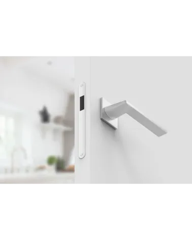 Puxador de porta cromado acetinado Harmony design vista de baixo montado numa porta