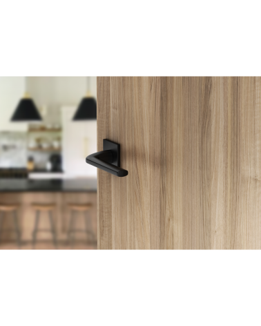 Puxador de porta preto Scandi slim puxador design visto de cima inclinado montado numa porta aberta
