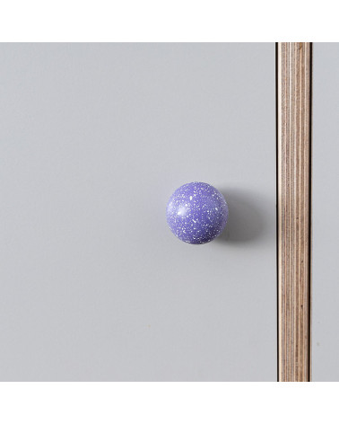 Botão de móvel em madeira de faia lavanda/branco Misto puxadores design vista de frente montado num móvel
