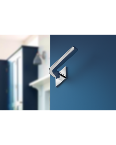 Puxador de porta cromo polido Scandi slim puxador design visto de baixo montado numa porta
