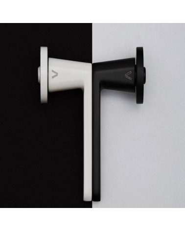 Puxador de porta clássico Nesh ferragens design visto de perfil pousado num fundo bicolor