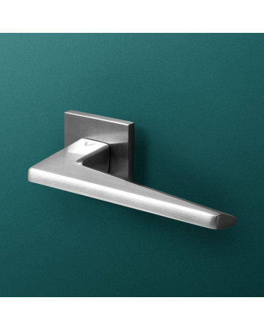 Puxadores de porta cromado acetinado LIMA FIT puxador design montado numa porta