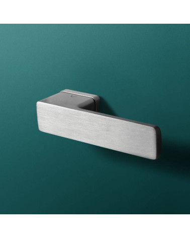 Puxador de porta moderno Cube design cor 1 montado num fundo