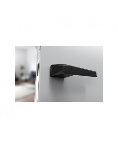 Puxador de porta zamak Prisme design montado numa porta