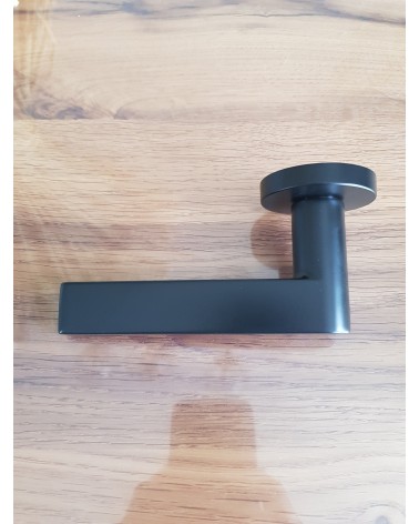 Puxador de porta em zamak Pandora puxador design vista lateral pousado numa placa