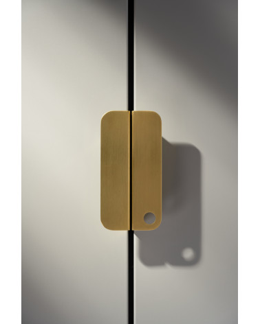 Puxador de móvel em latão EDIT EDGE design colocado verticalmente