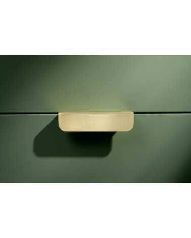 Puxador de móvel em ouro mate EDIT EDGE design colocado horizontalmente sobre um fundo