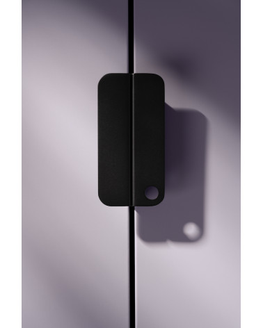 Puxador de móvel preto EDIT design colocado verticalmente