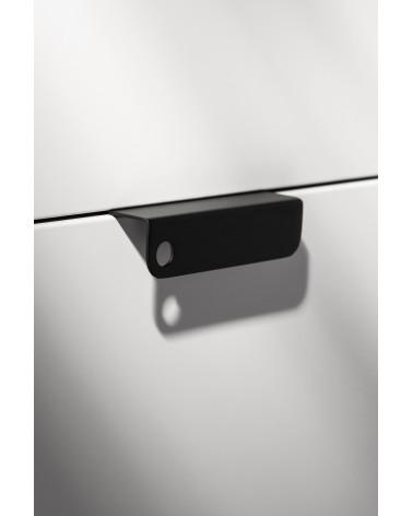 Puxador de móvel industrial EDIT O BLACK design visto em ângulo