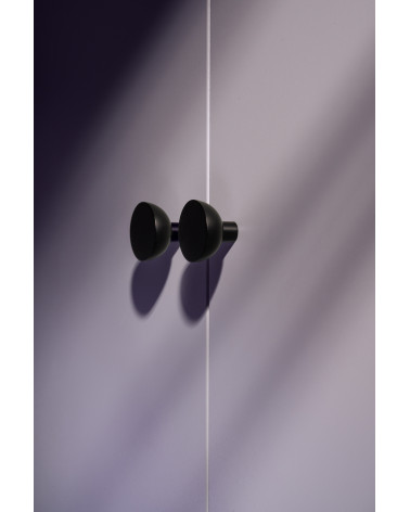 Botão de móvel preto LUNA M puxador design vista inferior montado num móvel