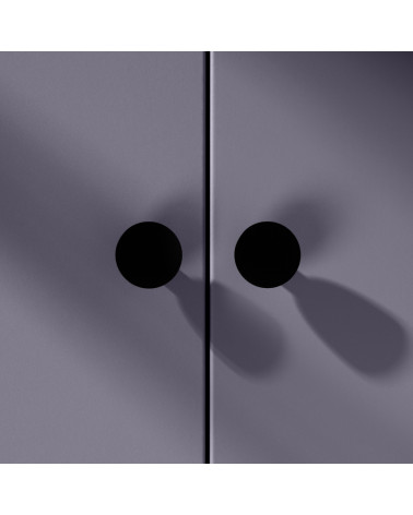 Botão de móvel preto LUNA M puxador design vista frontal montado num móvel