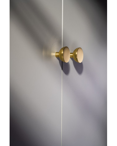 Botão de móvel dourado polido LUNA M puxador design vista lateral montado num móvel