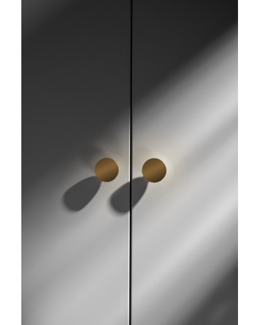 Botão de móvel dourado polido LUNA M puxador design vista frontal montado num móvel