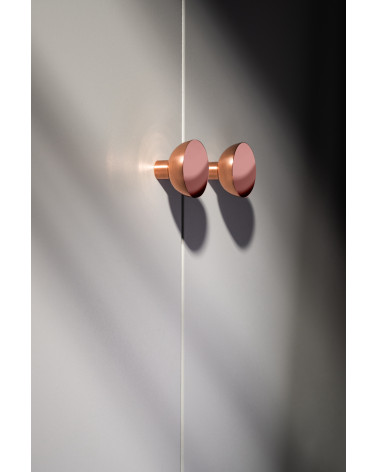 Botão de móvel em cobre LUNA M puxador design vista lateral montado num móvel