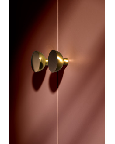 Botão de móvel dourado mate LUNA M design vista lateral montado num móvel