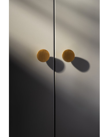 Botão de móvel dourado mate LUNA M design vista frontal montado num móvel