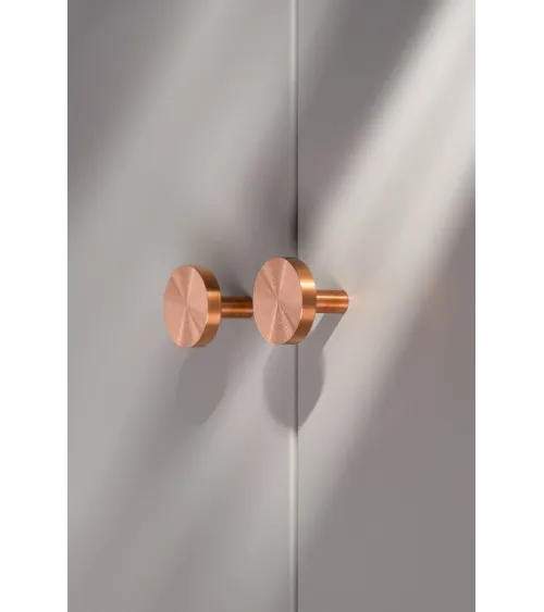Botão de móvel em latão NENA M design