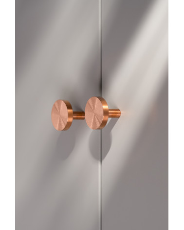 Botão de móvel em latão NENA M design vista lateral instalado num móvel