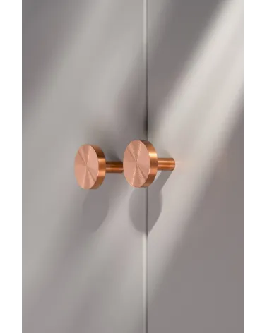 Botão de móvel em latão NENA M design vista lateral instalado num móvel