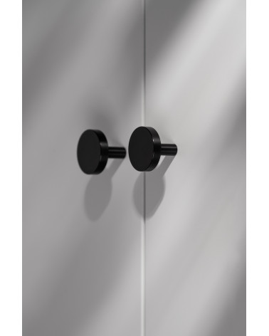 Botão de móvel preto NENA M design vista lateral montado num móvel