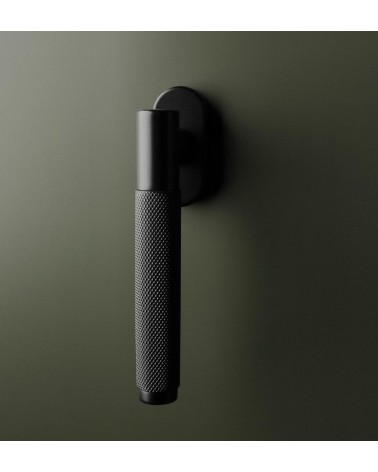 Puxador de janela preto MOLINIA puxador design sobre fundo escuro