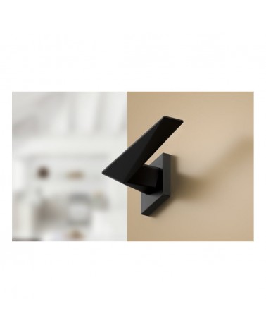 Puxador de porta preto Blade puxador design vista de baixo montado numa porta entreaberta
