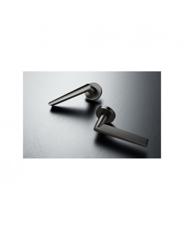 Puxador de porta preto Arrow ferragens design colocado sobre um fundo