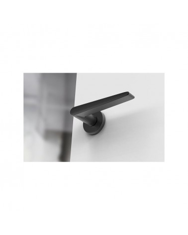 Puxador de porta preto Arrow ferragens design vista de baixo montado numa porta