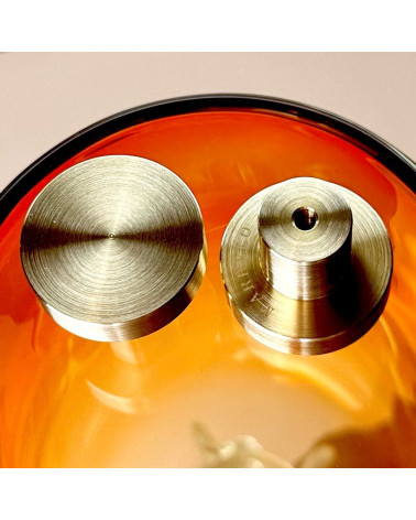 Botão de móvel em latão 01 puxador design colocado sobre uma superfície laranja
