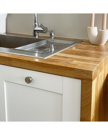 Botão de móvel em aço inoxidável modelo 01 puxador design vista inclinada num móvel de cozinha