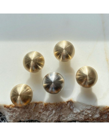 Botão de móvel em latão modelo 03 puxador design visto de cima sobre uma superfície em mármore