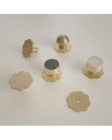 Botão de móvel em latão modelo 03 puxador design visto de cima disposto em círculo