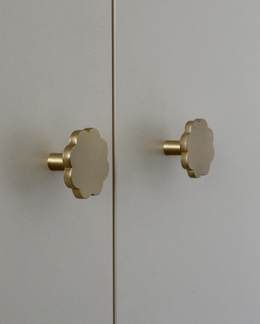 Puxador de móvel em latão Fleur 08 design de puxador vista lateral instalado num armário