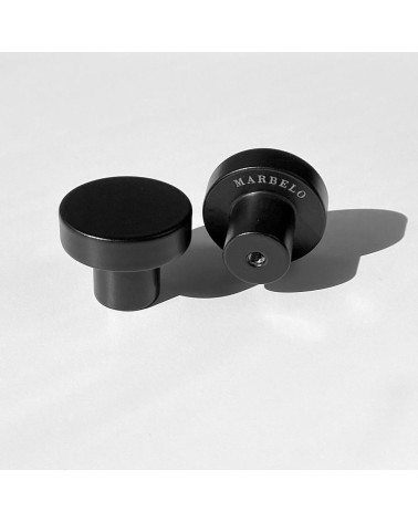 Puxador de móvel preto em aço inoxidável design colocados lado a lado sobre um fundo
